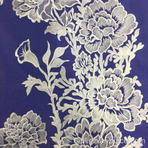 Haftowana koronkowa tkanina w białe kwiaty